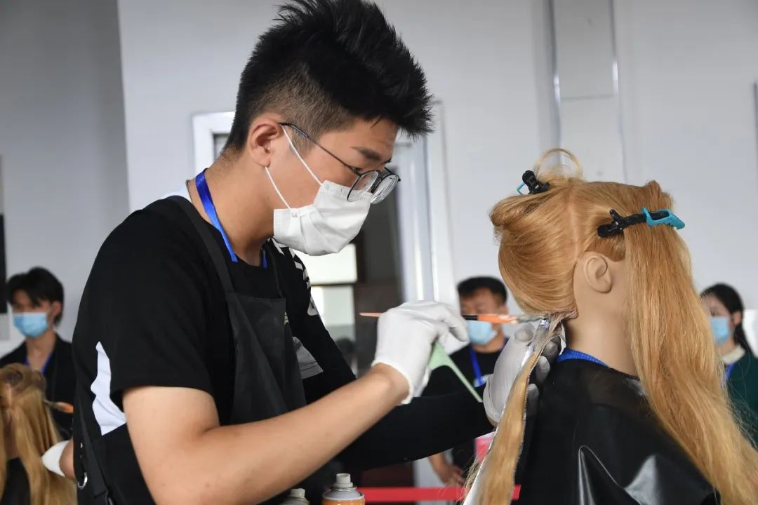 祝賀濮陽技師學院和吳越學校選手再次包攬第46屆世界技能大賽美發(fā)項目河南省選拔賽前三名的好成績！
