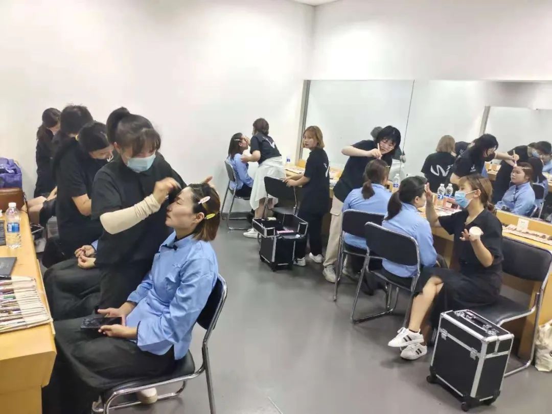 330人大型舞臺(tái)妝，吳越學(xué)校為市工商聯(lián)慶祝建黨100周年文藝演出義務(wù)化妝