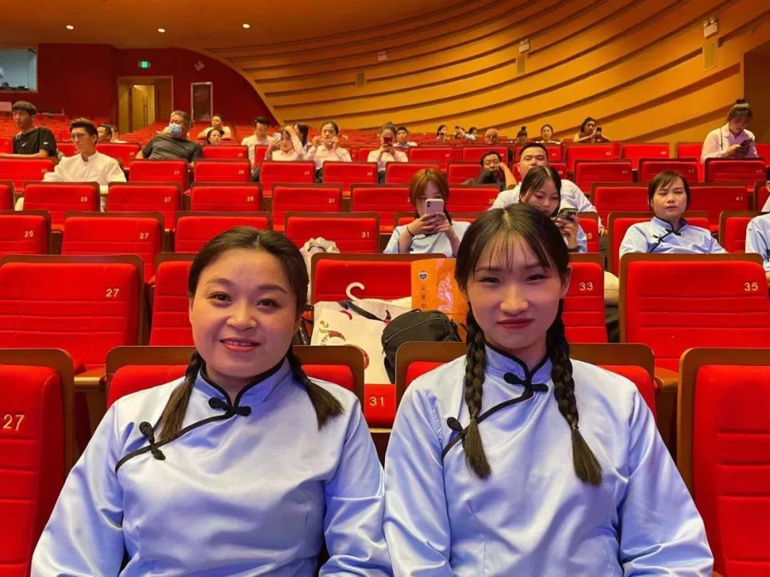 330人大型舞臺(tái)妝，吳越學(xué)校為市工商聯(lián)慶祝建黨100周年文藝演出義務(wù)化妝