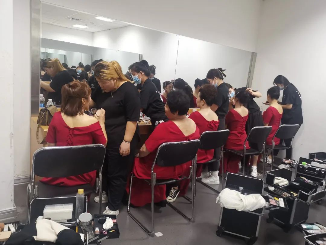 330人大型舞臺(tái)妝，吳越學(xué)校為市工商聯(lián)慶祝建黨100周年文藝演出義務(wù)化妝