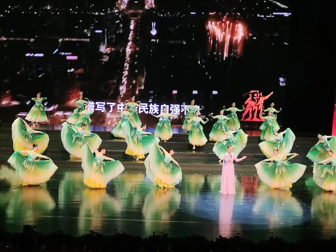 330人大型舞臺(tái)妝，吳越學(xué)校為市工商聯(lián)慶祝建黨100周年文藝演出義務(wù)化妝