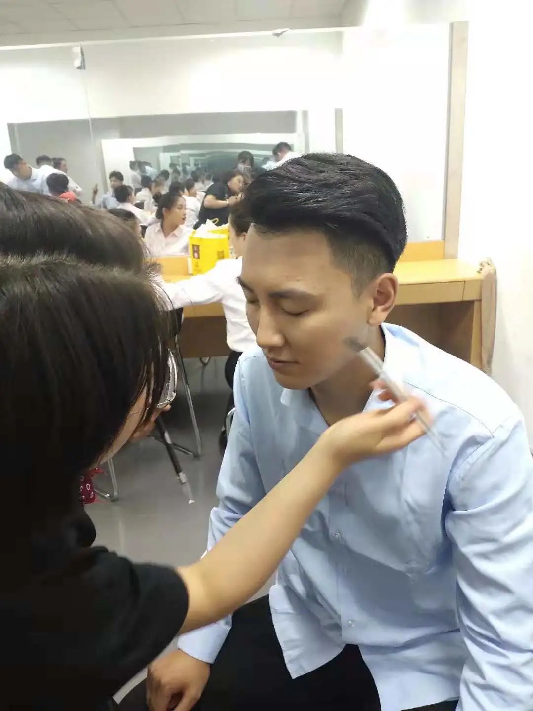 330人大型舞臺(tái)妝，吳越學(xué)校為市工商聯(lián)慶祝建黨100周年文藝演出義務(wù)化妝