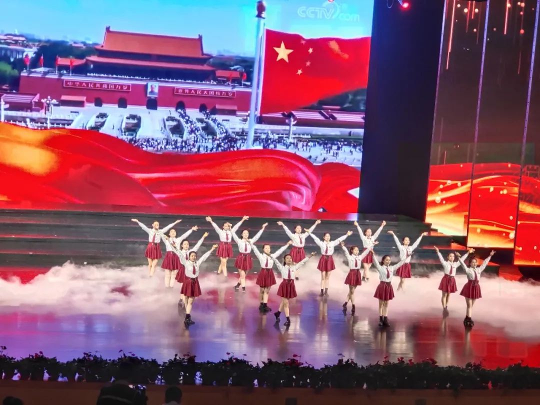 330人大型舞臺(tái)妝，吳越學(xué)校為市工商聯(lián)慶祝建黨100周年文藝演出義務(wù)化妝