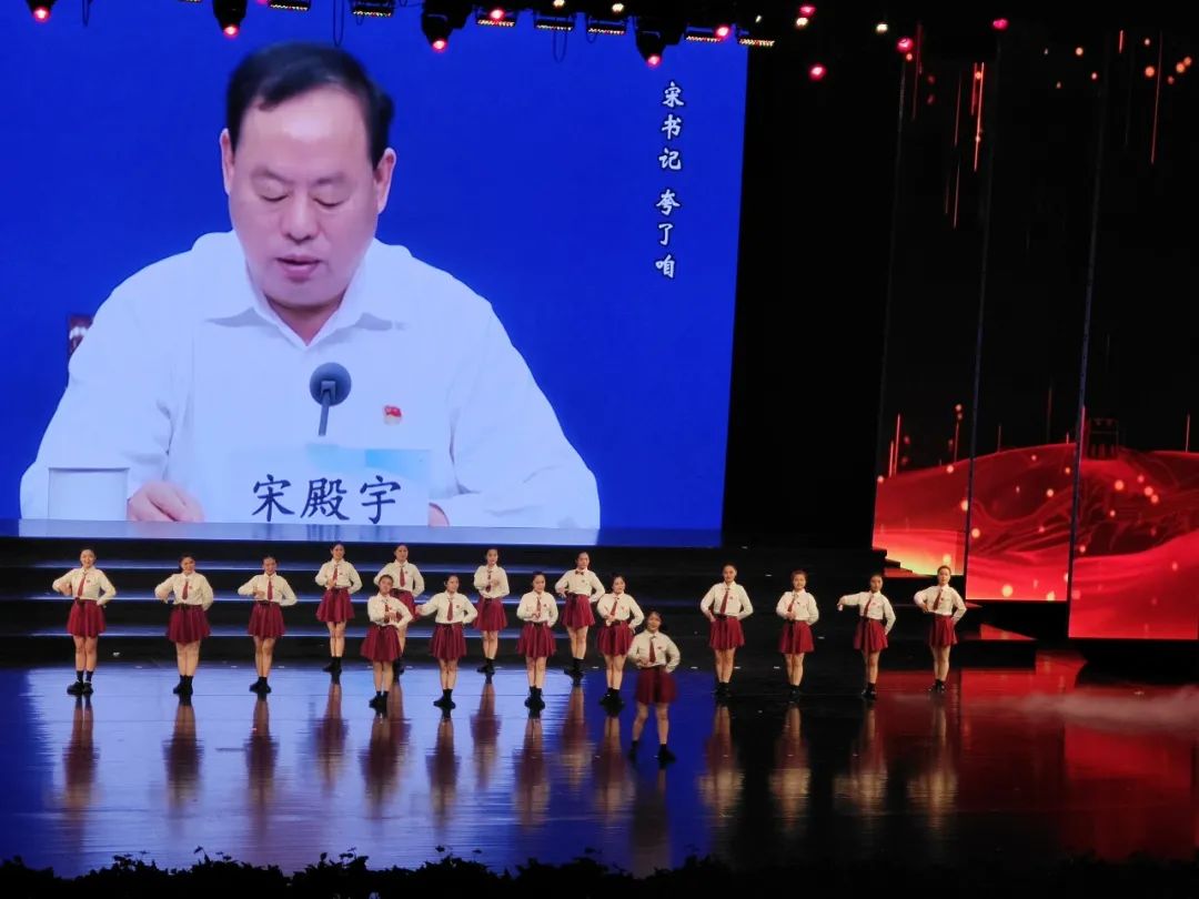 330人大型舞臺(tái)妝，吳越學(xué)校為市工商聯(lián)慶祝建黨100周年文藝演出義務(wù)化妝