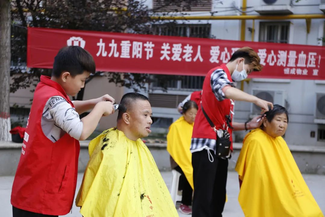 九九重陽(yáng)節(jié)，吳越學(xué)校愛心義剪在行動(dòng)