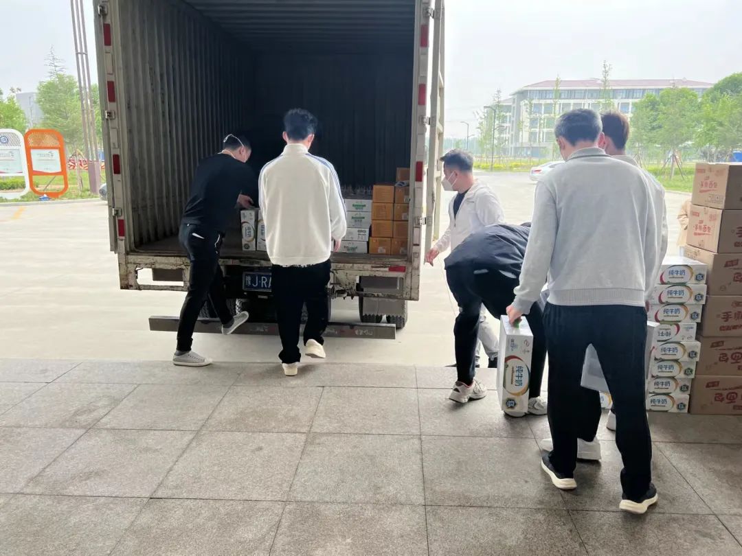 吳越職業(yè)培訓(xùn)學(xué)校向濮陽技師學(xué)院捐贈(zèng)食品物資