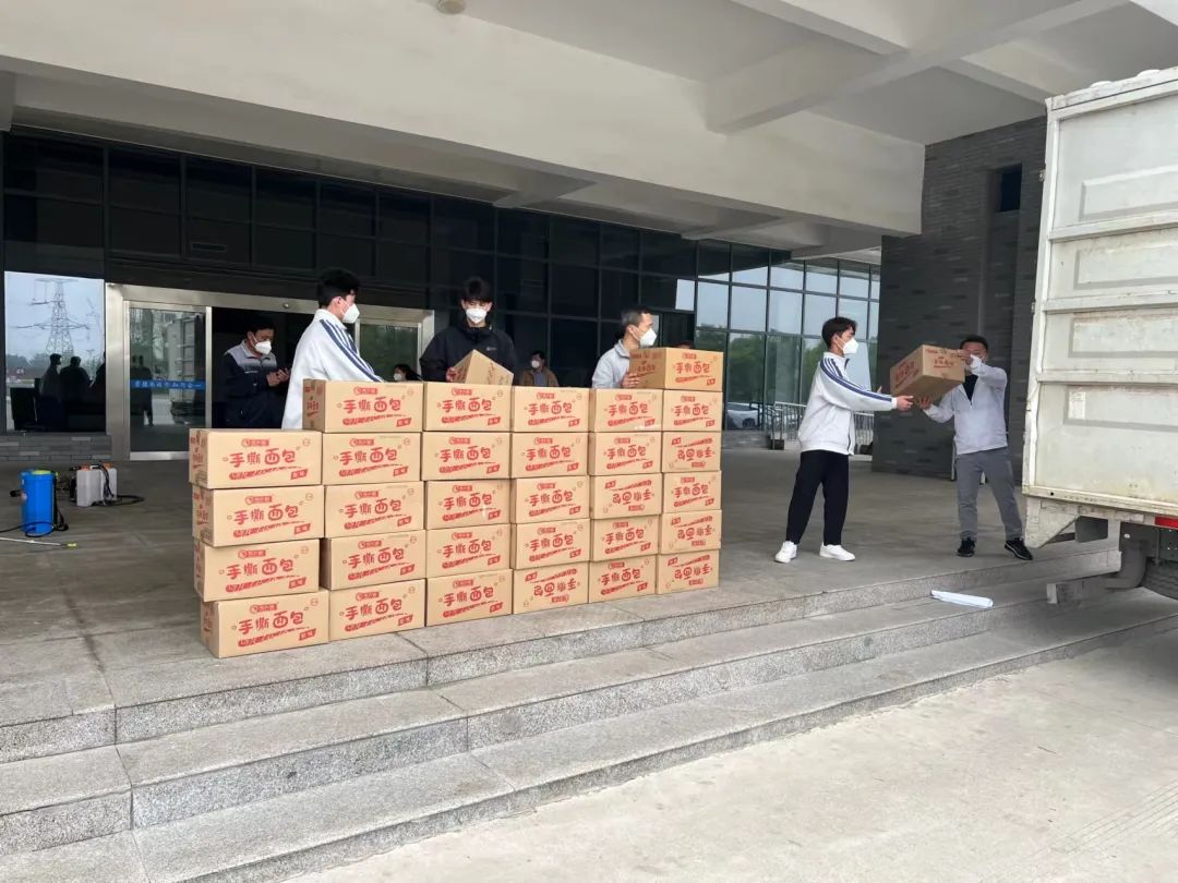 吳越職業(yè)培訓(xùn)學(xué)校向濮陽技師學(xué)院捐贈(zèng)食品物資