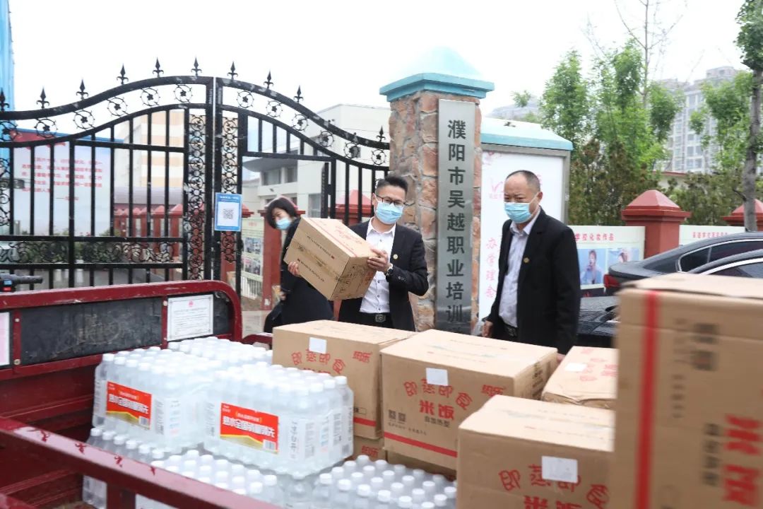 您為我守護(hù)，我為您盡心！吳越學(xué)校向華龍區(qū)勝利路街道帝丘社區(qū)捐贈物資