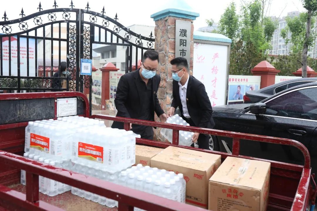 您為我守護(hù)，我為您盡心！吳越學(xué)校向華龍區(qū)勝利路街道帝丘社區(qū)捐贈物資