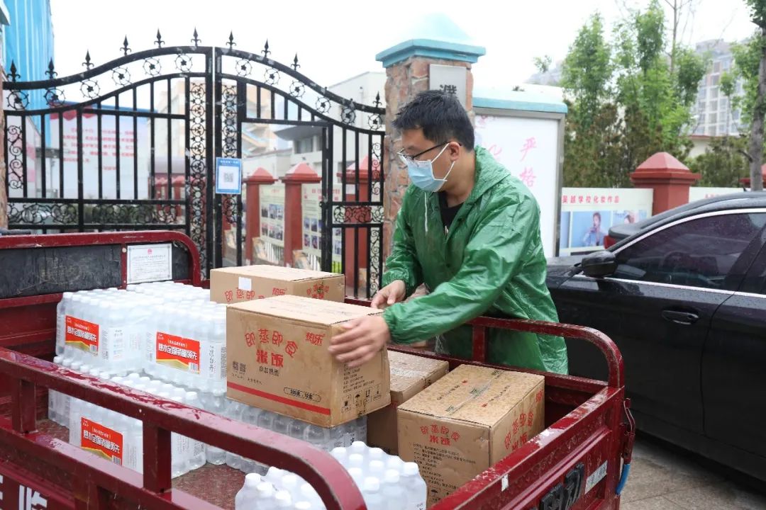 您為我守護(hù)，我為您盡心！吳越學(xué)校向華龍區(qū)勝利路街道帝丘社區(qū)捐贈物資