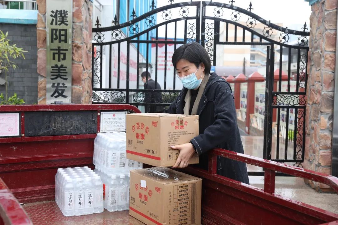 您為我守護(hù)，我為您盡心！吳越學(xué)校向華龍區(qū)勝利路街道帝丘社區(qū)捐贈物資