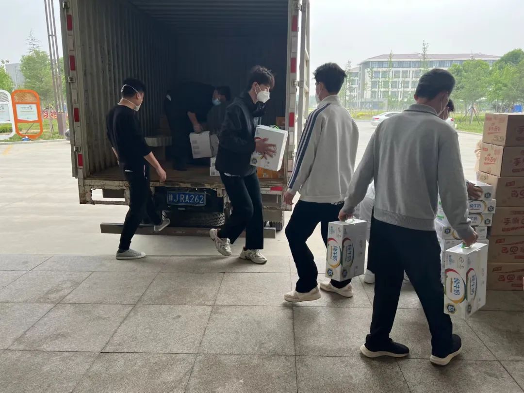 吳越職業(yè)培訓(xùn)學(xué)校向濮陽技師學(xué)院捐贈(zèng)食品物資