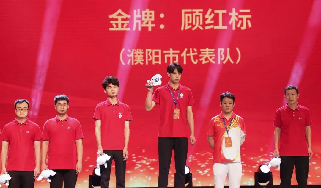 吳越學(xué)校美發(fā)項(xiàng)目金牌、銀牌獲獎(jiǎng)選手報(bào)告會(huì)在吳越職業(yè)培訓(xùn)學(xué)校隆重召開