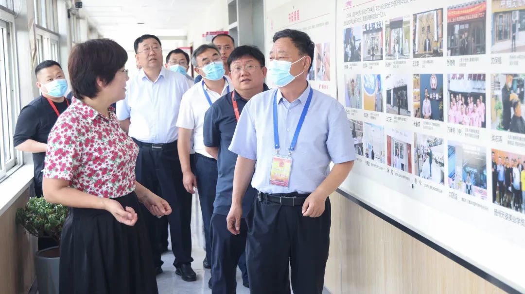 濮陽市華龍區(qū)人大副主任翟獻(xiàn)民、人社局局長馬全中一行領(lǐng)導(dǎo)來吳越學(xué)校調(diào)研