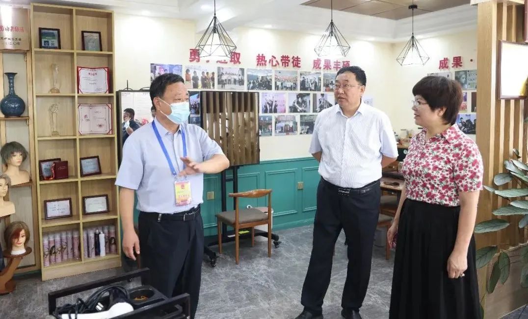 濮陽市華龍區(qū)人大副主任翟獻(xiàn)民、人社局局長馬全中一行領(lǐng)導(dǎo)來吳越學(xué)校調(diào)研