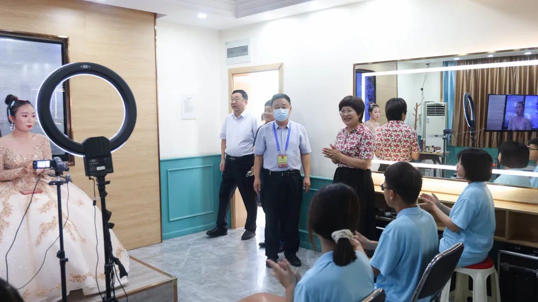 濮陽市華龍區(qū)人大副主任翟獻(xiàn)民、人社局局長馬全中一行領(lǐng)導(dǎo)來吳越學(xué)校調(diào)研