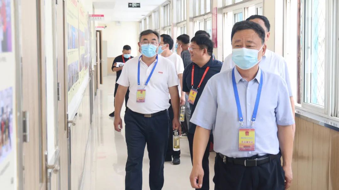 濮陽市華龍區(qū)人大副主任翟獻(xiàn)民、人社局局長馬全中一行領(lǐng)導(dǎo)來吳越學(xué)校調(diào)研