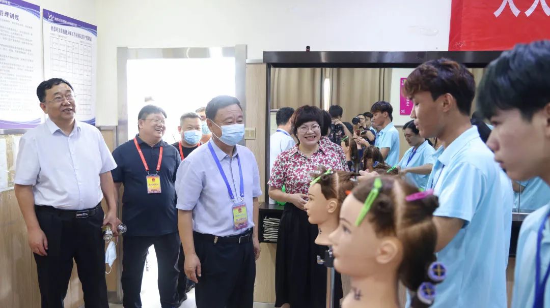 濮陽市華龍區(qū)人大副主任翟獻(xiàn)民、人社局局長馬全中一行領(lǐng)導(dǎo)來吳越學(xué)校調(diào)研