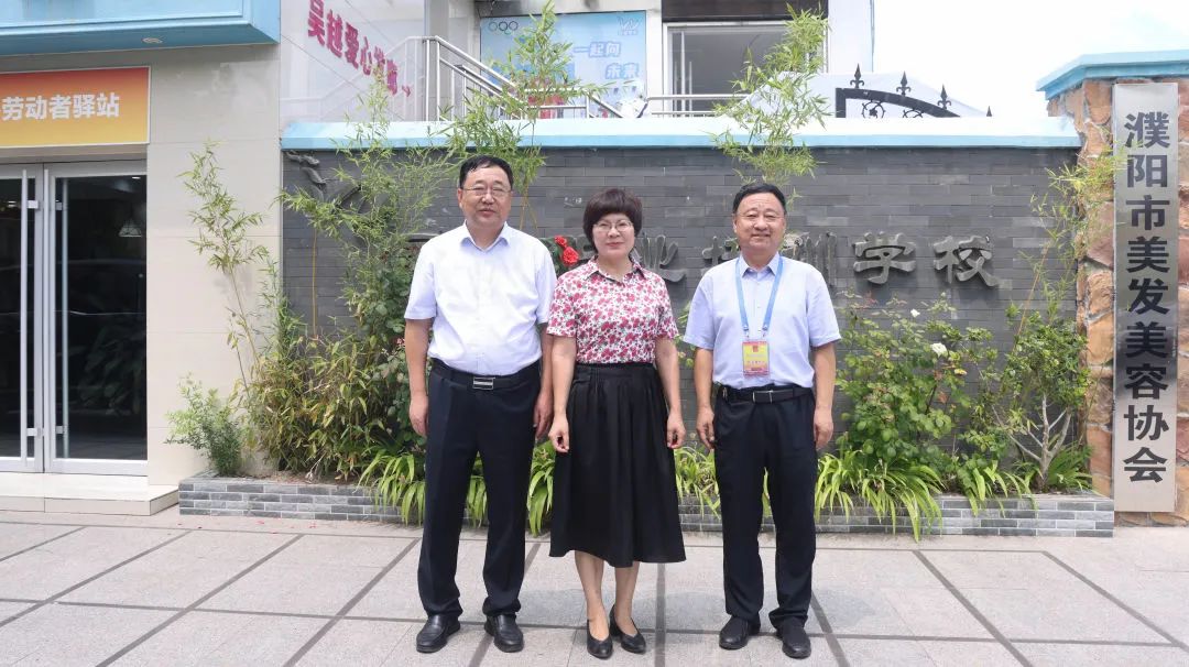濮陽市華龍區(qū)人大副主任翟獻(xiàn)民、人社局局長馬全中一行領(lǐng)導(dǎo)來吳越學(xué)校調(diào)研