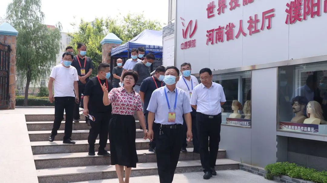 濮陽市華龍區(qū)人大副主任翟獻(xiàn)民、人社局局長馬全中一行領(lǐng)導(dǎo)來吳越學(xué)校調(diào)研