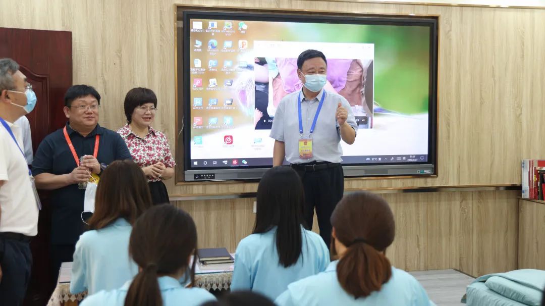 濮陽市華龍區(qū)人大副主任翟獻(xiàn)民、人社局局長馬全中一行領(lǐng)導(dǎo)來吳越學(xué)校調(diào)研