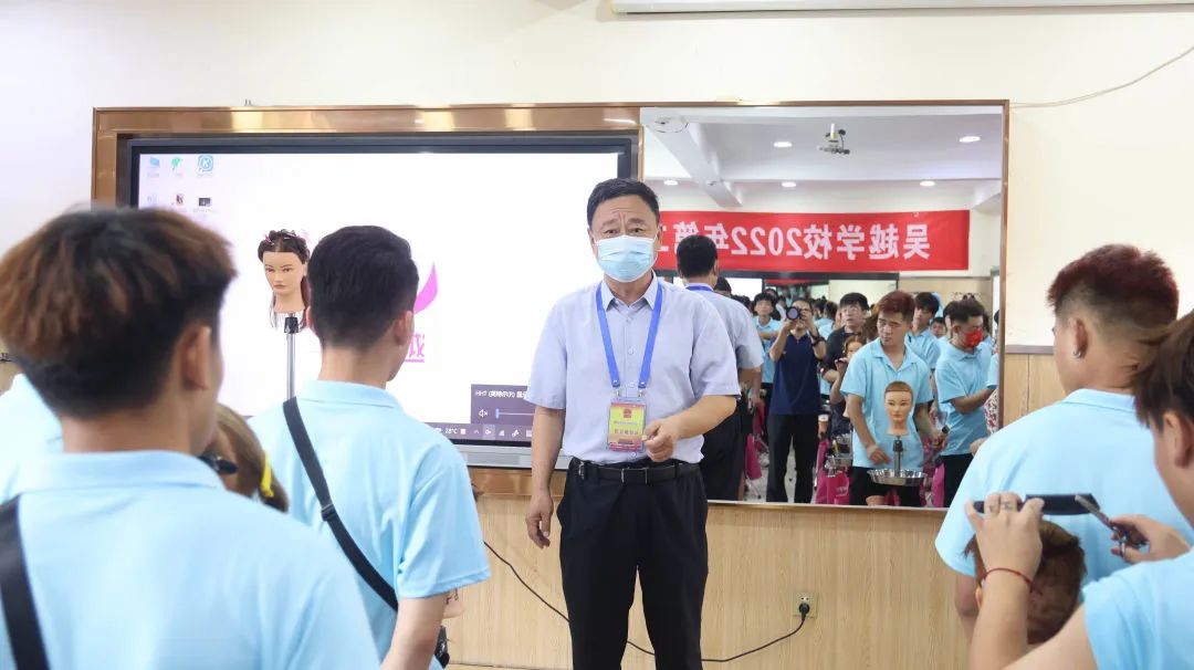 濮陽市華龍區(qū)人大副主任翟獻(xiàn)民、人社局局長馬全中一行領(lǐng)導(dǎo)來吳越學(xué)校調(diào)研