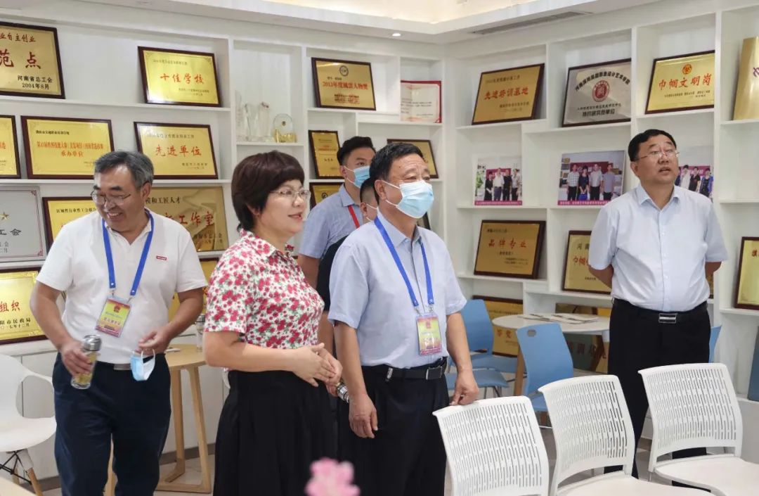 濮陽市華龍區(qū)人大副主任翟獻(xiàn)民、人社局局長馬全中一行領(lǐng)導(dǎo)來吳越學(xué)校調(diào)研