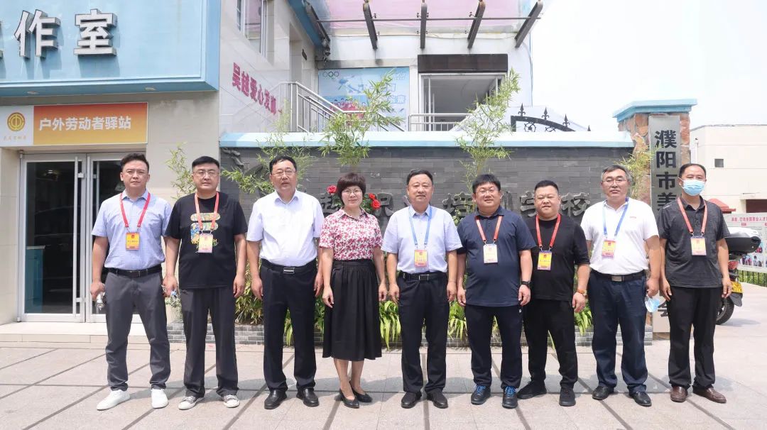 濮陽市華龍區(qū)人大副主任翟獻(xiàn)民、人社局局長馬全中一行領(lǐng)導(dǎo)來吳越學(xué)校調(diào)研