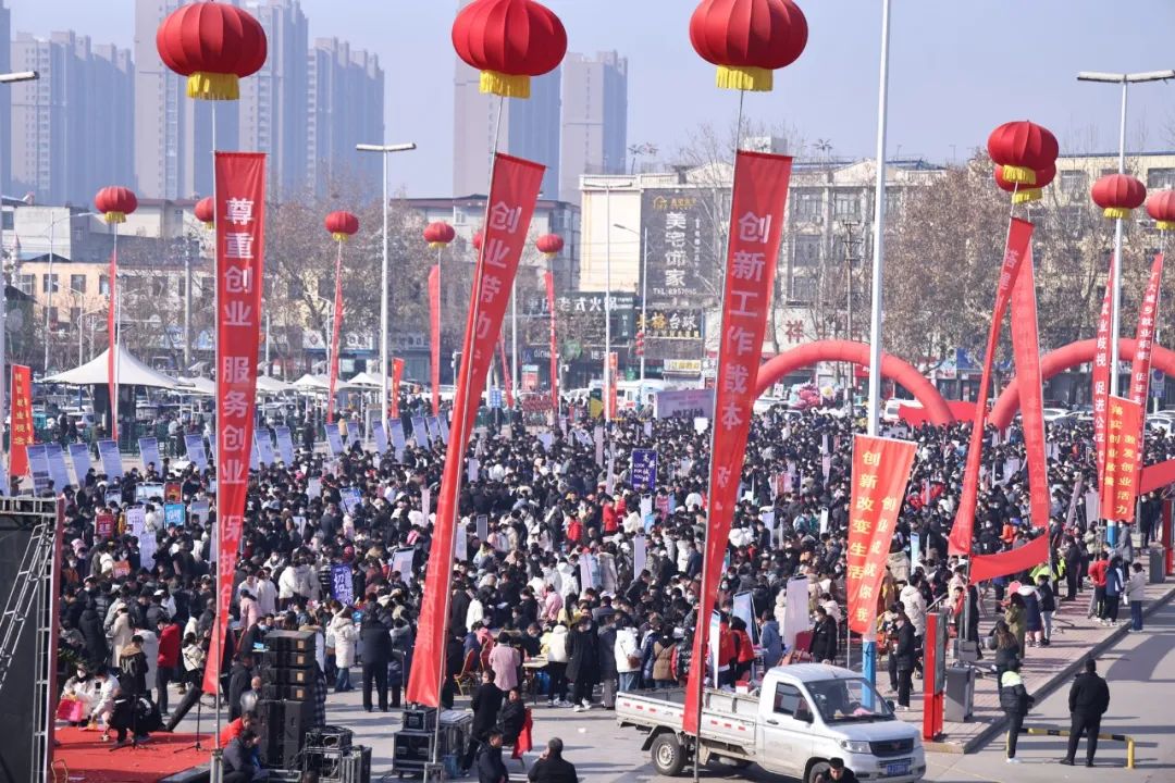 吳越學(xué)校助力濮陽(yáng)市2023年春風(fēng)行動(dòng)暨就業(yè)援助月”首場(chǎng)新春招聘會(huì)活動(dòng)