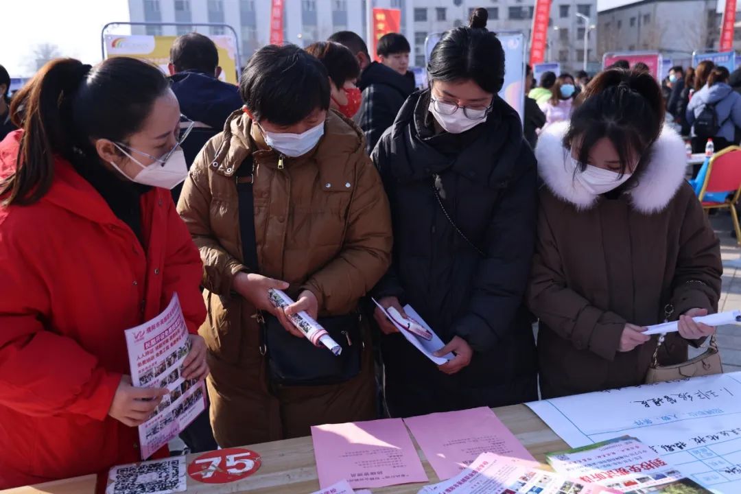 吳越學(xué)校助力濮陽(yáng)市2023年春風(fēng)行動(dòng)暨就業(yè)援助月”首場(chǎng)新春招聘會(huì)活動(dòng)