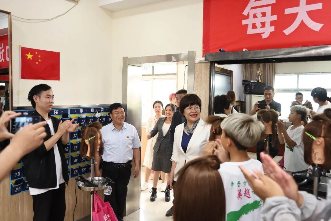 鶴壁市國家級殘疾人培訓(xùn)基地、全國自強模范、全國脫貧攻堅先進個人孫炳良一行領(lǐng)導(dǎo)來吳越學(xué)校參觀調(diào)研