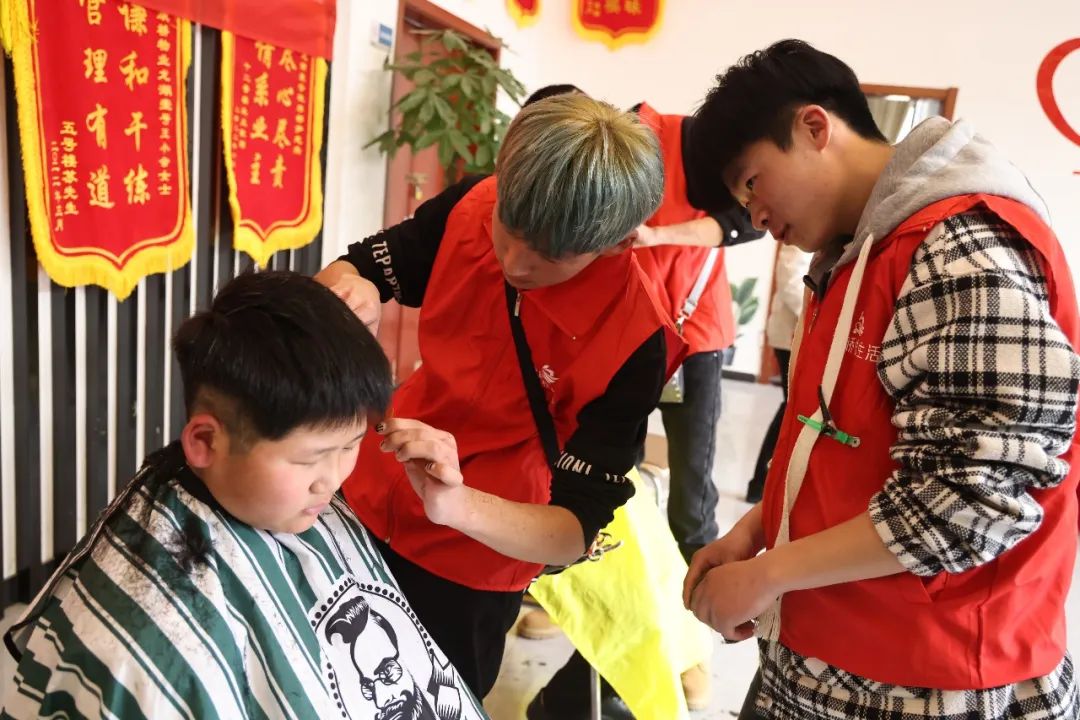 二月二龍?zhí)ь^，義務(wù)剪發(fā)暖人心