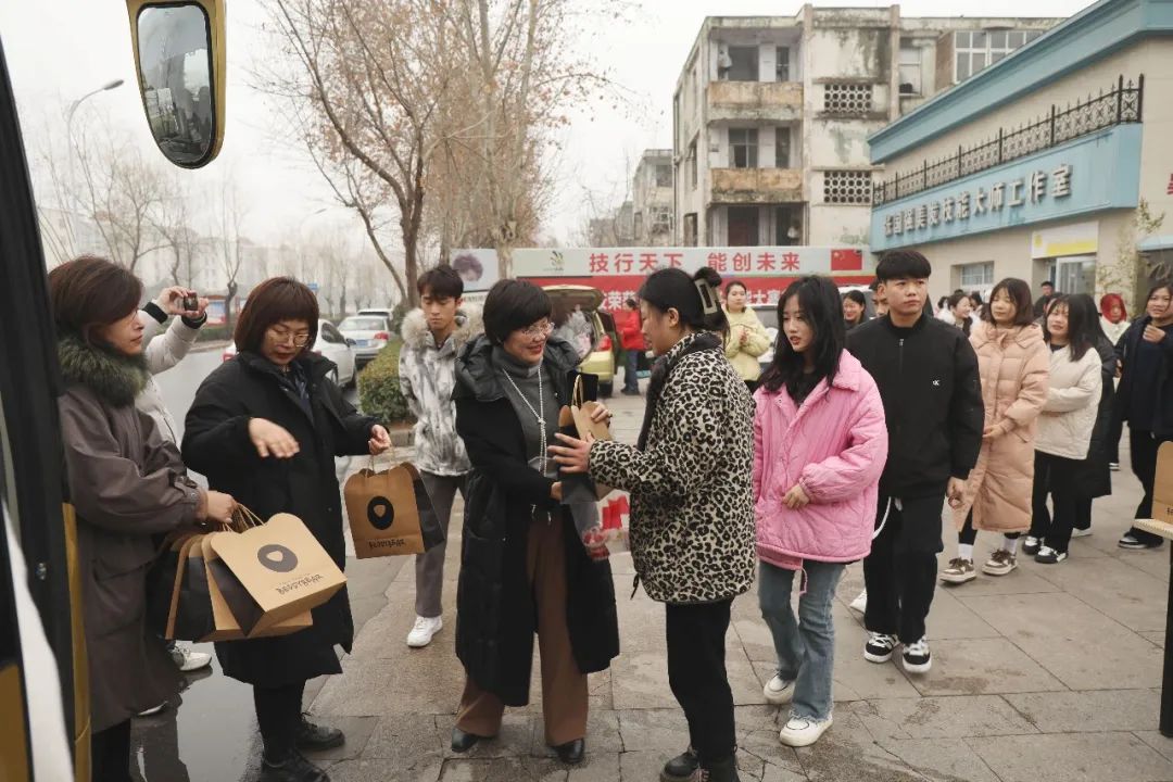 向夢(mèng)想出發(fā) | 濮陽市吳越職業(yè)培訓(xùn)學(xué)校2022屆美發(fā)美容專業(yè)學(xué)員赴江蘇揚(yáng)州天姿美業(yè)、南通沙宣美業(yè)就業(yè)