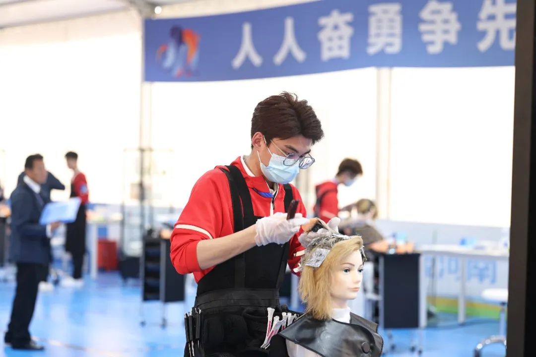 熱烈祝賀吳越學(xué)校選手榮獲河南省第二屆職業(yè)技能大賽美容項(xiàng)目銀牌，美發(fā)項(xiàng)目金、銀牌！