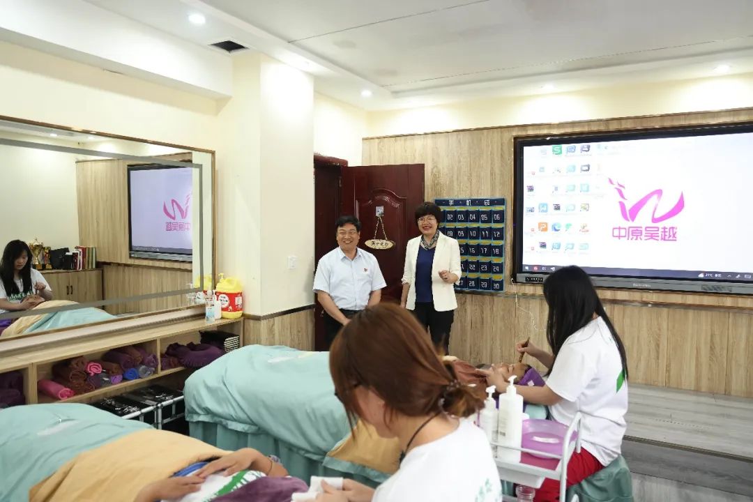 鶴壁市國家級殘疾人培訓(xùn)基地、全國自強模范、全國脫貧攻堅先進個人孫炳良一行領(lǐng)導(dǎo)來吳越學(xué)校參觀調(diào)研