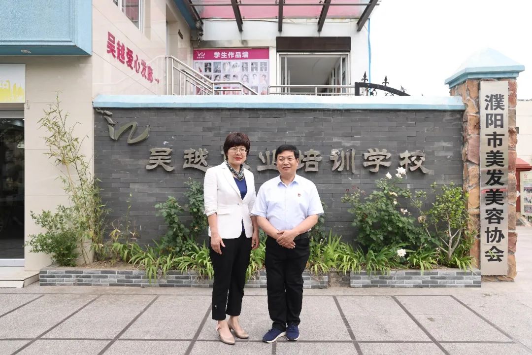 鶴壁市國家級殘疾人培訓(xùn)基地、全國自強模范、全國脫貧攻堅先進個人孫炳良一行領(lǐng)導(dǎo)來吳越學(xué)校參觀調(diào)研