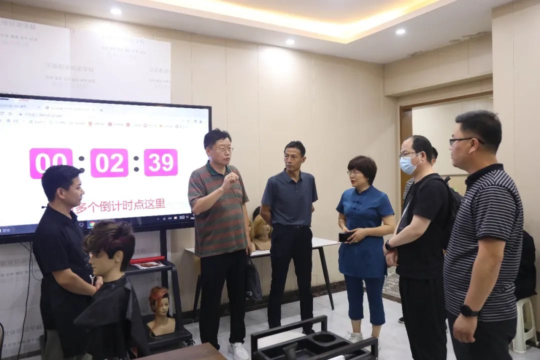 河南省殘疾人聯(lián)合會(huì)就業(yè)服務(wù)中心李剛副主任一行領(lǐng)導(dǎo)到吳越學(xué)?？赐麉⒓尤珖?guó)殘疾人大賽美發(fā)、美甲項(xiàng)目集訓(xùn)選手