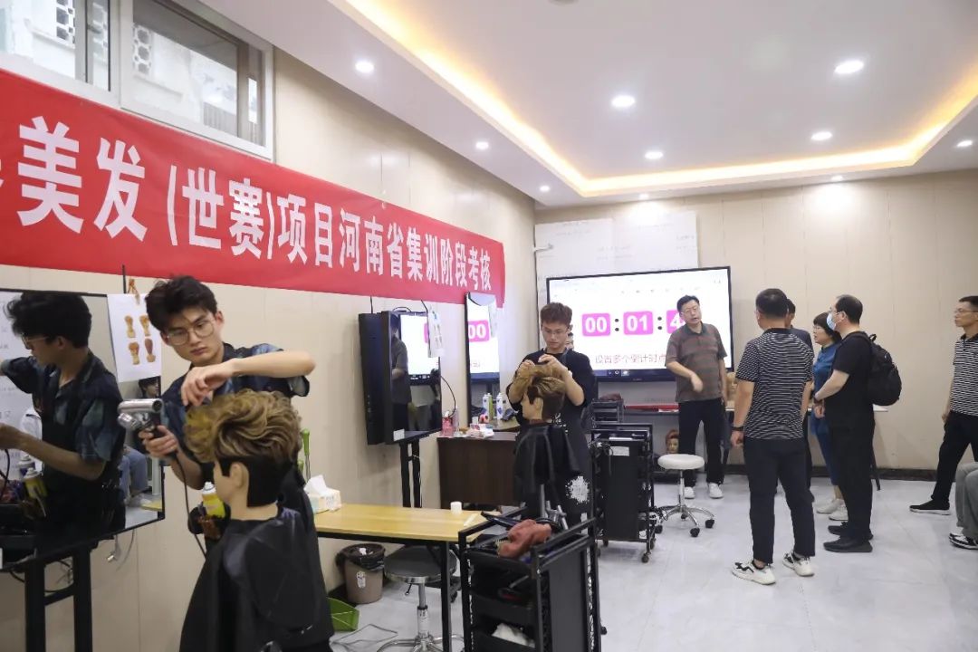 河南省殘疾人聯(lián)合會(huì)就業(yè)服務(wù)中心李剛副主任一行領(lǐng)導(dǎo)到吳越學(xué)?？赐麉⒓尤珖?guó)殘疾人大賽美發(fā)、美甲項(xiàng)目集訓(xùn)選手