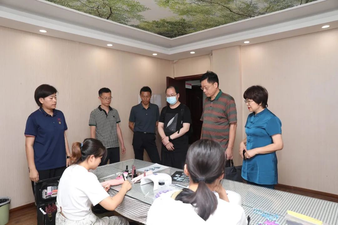 河南省殘疾人聯(lián)合會(huì)就業(yè)服務(wù)中心李剛副主任一行領(lǐng)導(dǎo)到吳越學(xué)?？赐麉⒓尤珖?guó)殘疾人大賽美發(fā)、美甲項(xiàng)目集訓(xùn)選手