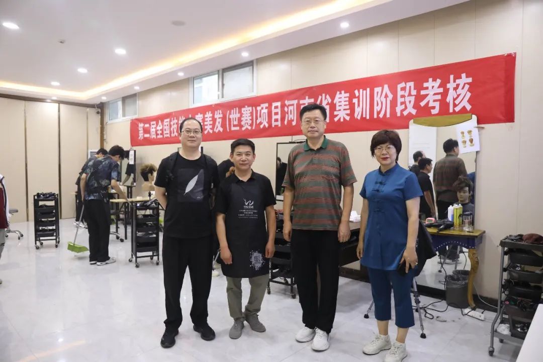 河南省殘疾人聯(lián)合會(huì)就業(yè)服務(wù)中心李剛副主任一行領(lǐng)導(dǎo)到吳越學(xué)?？赐麉⒓尤珖?guó)殘疾人大賽美發(fā)、美甲項(xiàng)目集訓(xùn)選手