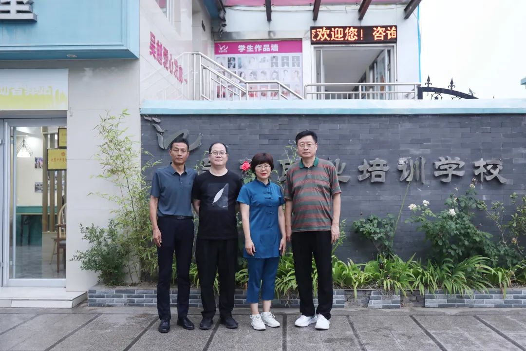 河南省殘疾人聯(lián)合會(huì)就業(yè)服務(wù)中心李剛副主任一行領(lǐng)導(dǎo)到吳越學(xué)?？赐麉⒓尤珖?guó)殘疾人大賽美發(fā)、美甲項(xiàng)目集訓(xùn)選手