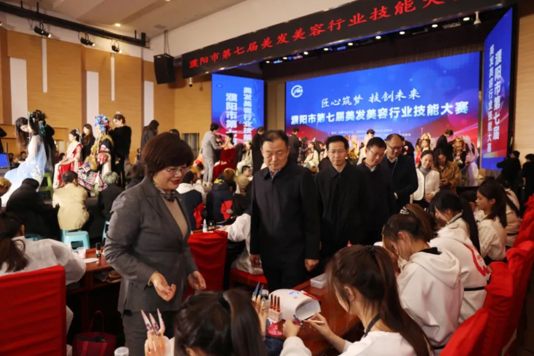 【匠心筑夢(mèng)·技創(chuàng)未來(lái)】濮陽(yáng)市第七屆美發(fā)美容行業(yè)技能大賽在市工人文化宮隆重舉行