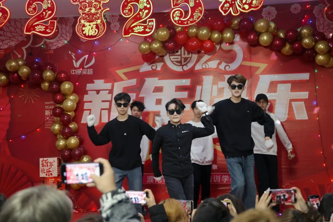 吳越學(xué)校2025年新年聯(lián)歡會圓滿結(jié)束