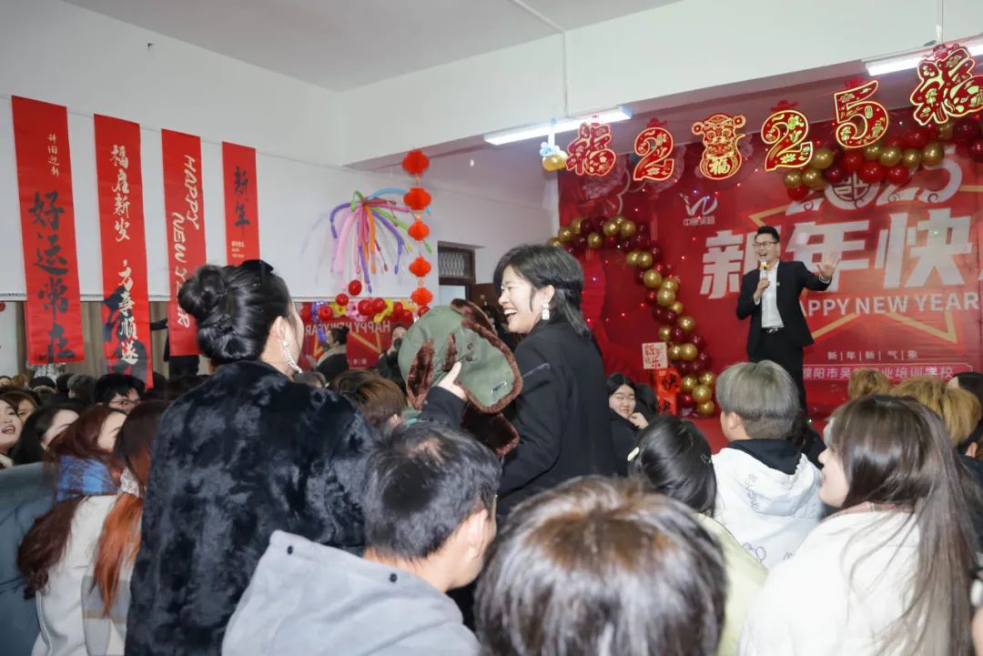 吳越學(xué)校2025年新年聯(lián)歡會圓滿結(jié)束