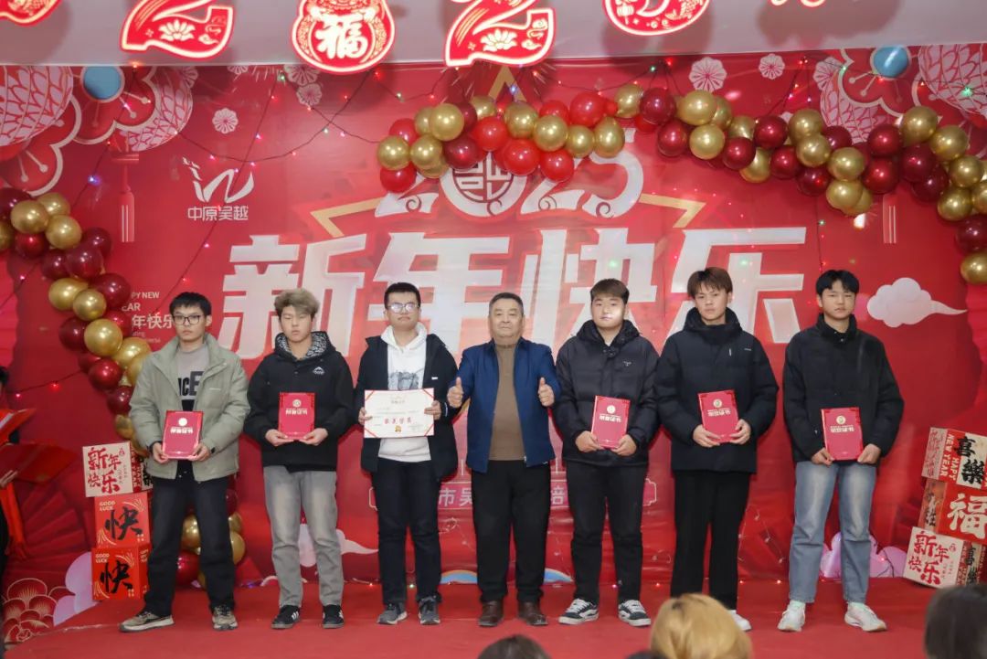 吳越學(xué)校2025年新年聯(lián)歡會圓滿結(jié)束
